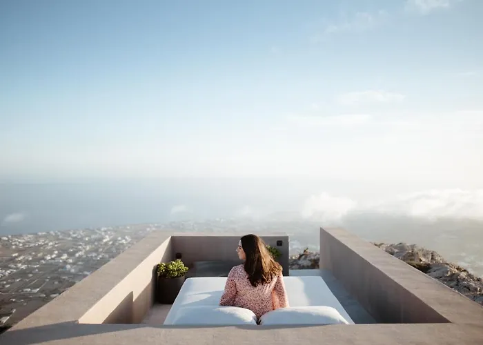 Santorini Sky, The Lodge